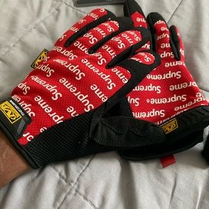 Supreme gloves